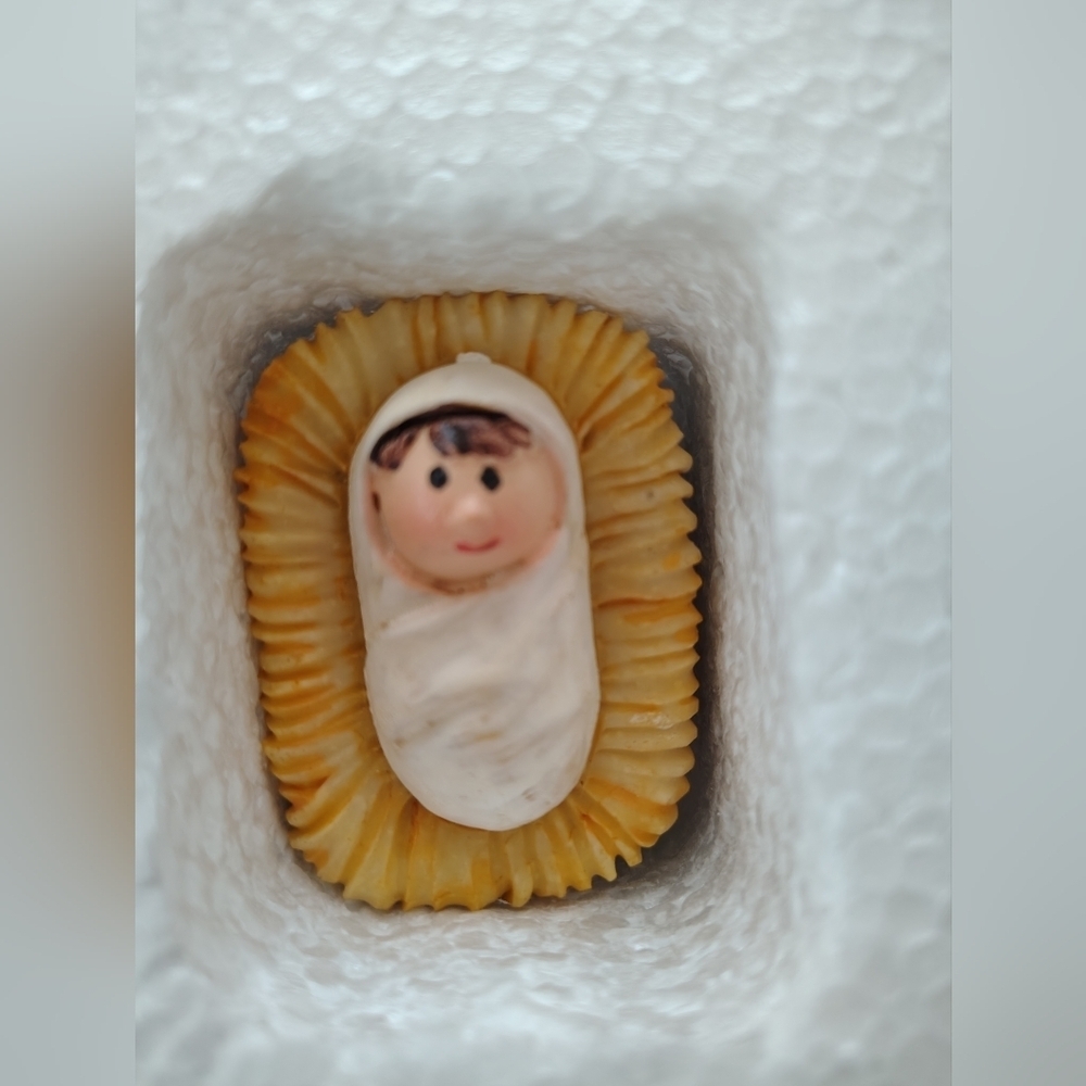 Nativity Scene Figurines Set - Picture 3 of 9